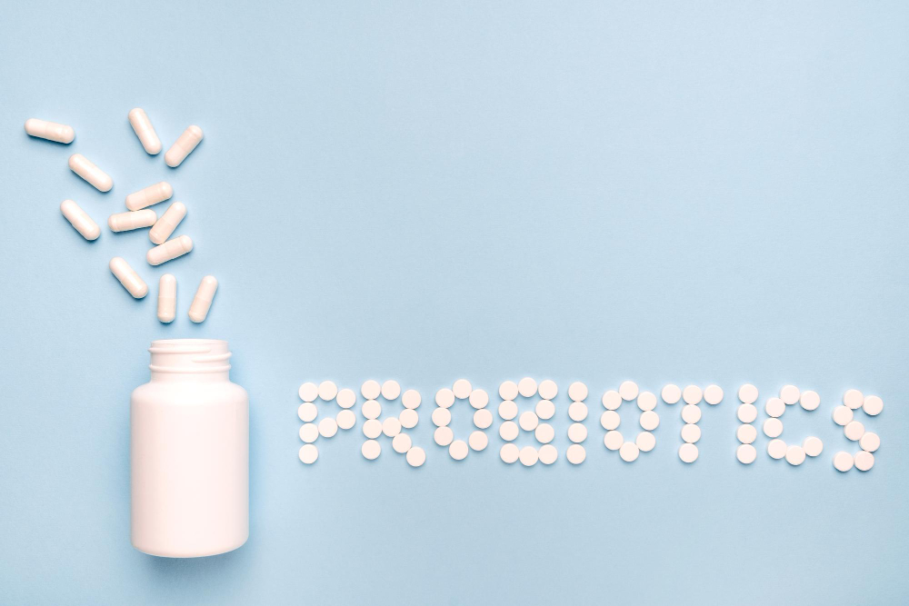 Ochrona jelit probiotyki słowo wykonane z pigułek lekarstwa pigułki rozlane z białej butelki na niebieskim tle