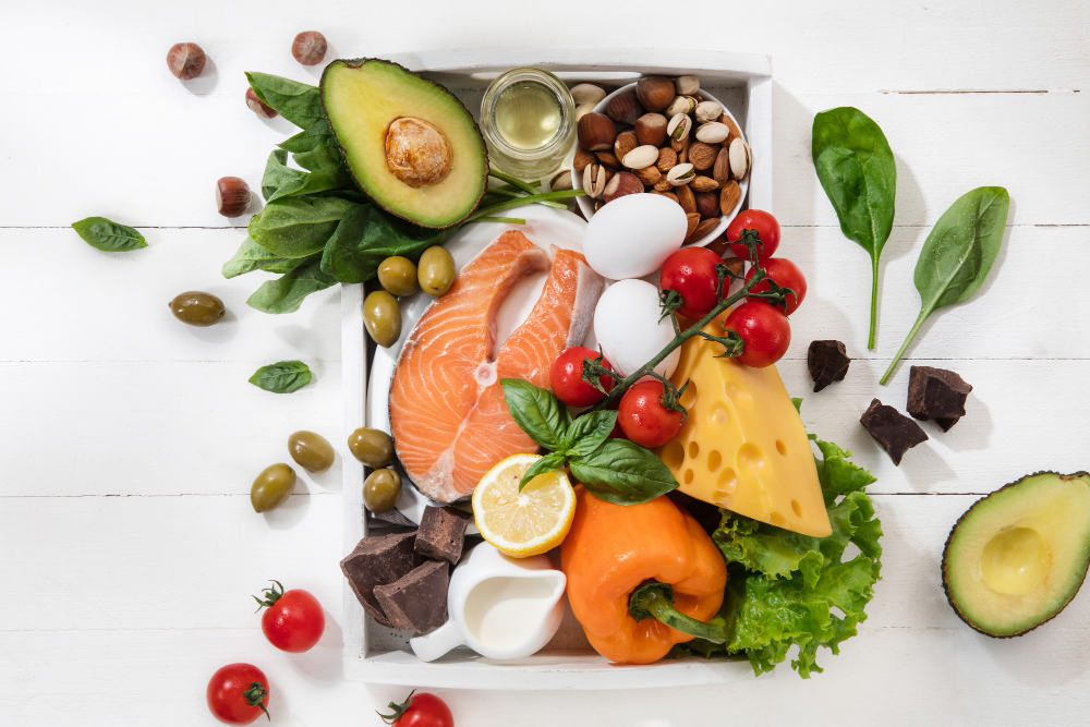 Ketogeniczna dieta niskowęglowodanowa - wybór żywności na białej ścianie