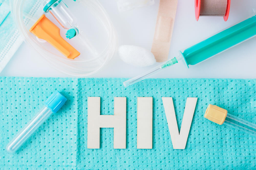napis HIV w otoczeniu akcesoriów medycznych