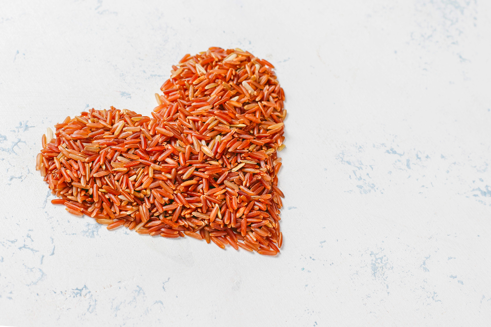 Surowy czerwony ryż w kształcie serca