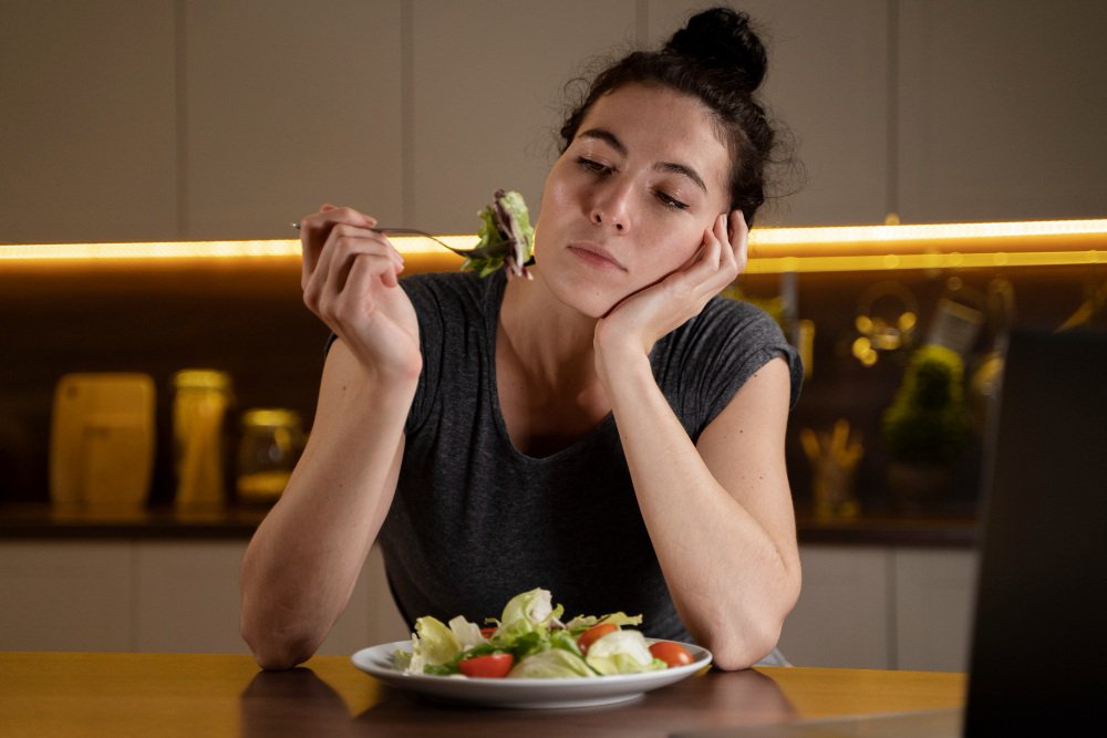 Kobieta stara się jeść zdrowo w domu