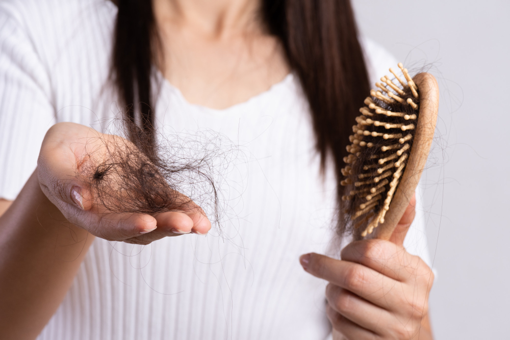 Kobieta Pokazuje Pędzel Z Zniszczonymi Długimi Włosami