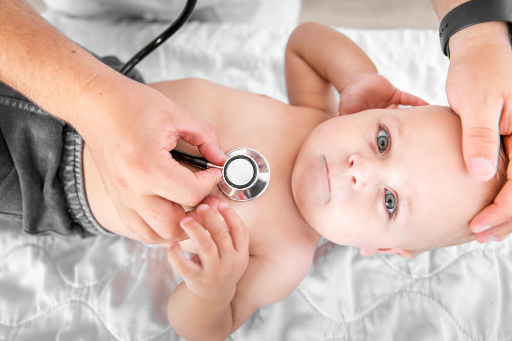 katar u niemowlaka – dziecko w trakcie badania lekarskiego